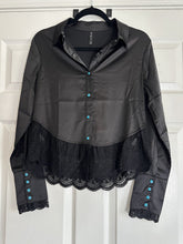 Load image into Gallery viewer, Lace Trim Pearl Snap