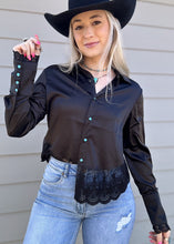 Load image into Gallery viewer, Lace Trim Pearl Snap