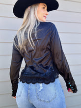 Load image into Gallery viewer, Lace Trim Pearl Snap