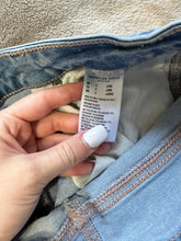 Load image into Gallery viewer, American Eagle Jeans Size 4 Long
