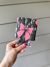 Load image into Gallery viewer, Camo &amp; Bows Koozie (2 sizes)
