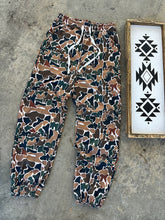 Load image into Gallery viewer, Duck Camo Joggers
