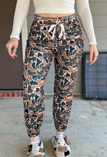 Load image into Gallery viewer, Duck Camo Joggers
