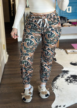 Load image into Gallery viewer, Duck Camo Joggers
